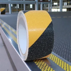 Cinta antideslizante adhesiva amarilla y negra 50mm